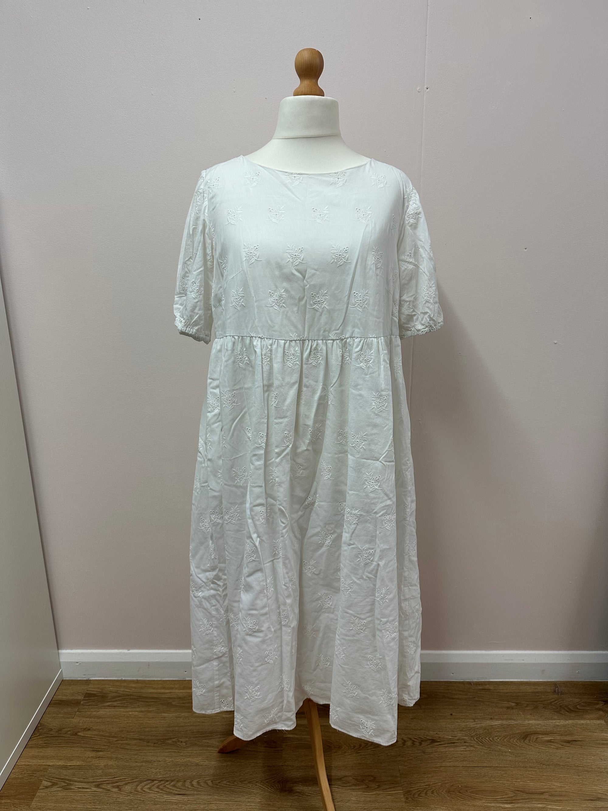 Broderie dream dress size L (18/20)
