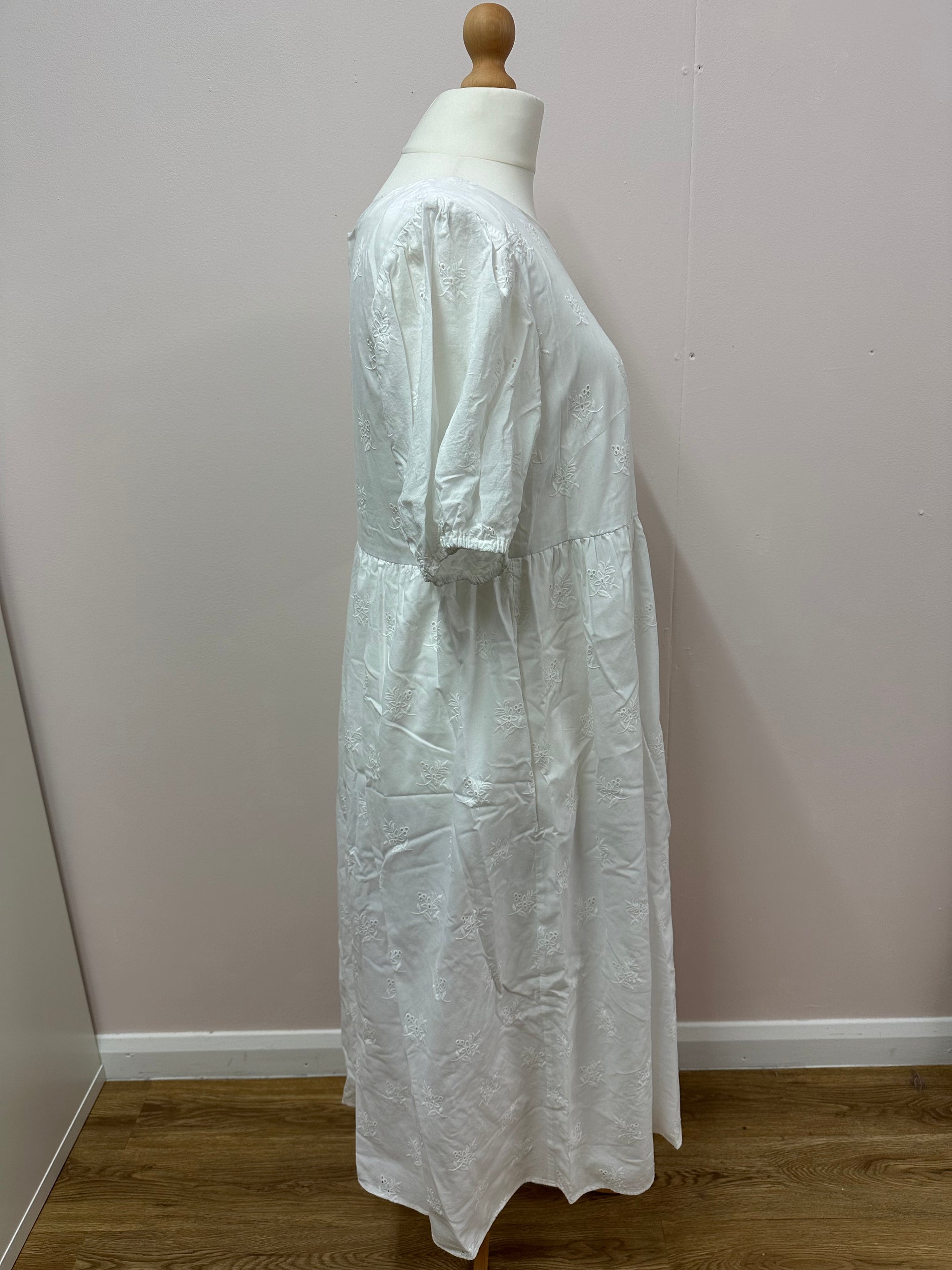Broderie dream dress size L (18/20)